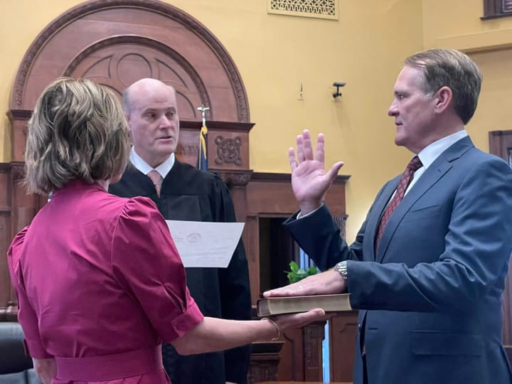 Photo of a swearing-in ceremony.